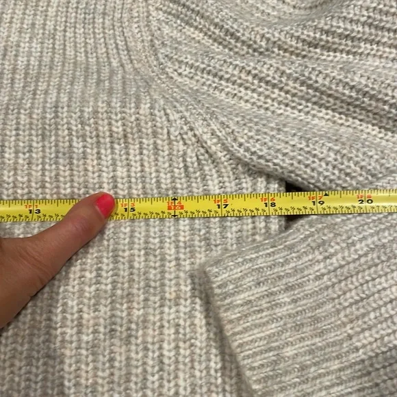 Jessica Simpson sweater 👚 - Picture 6 of 7